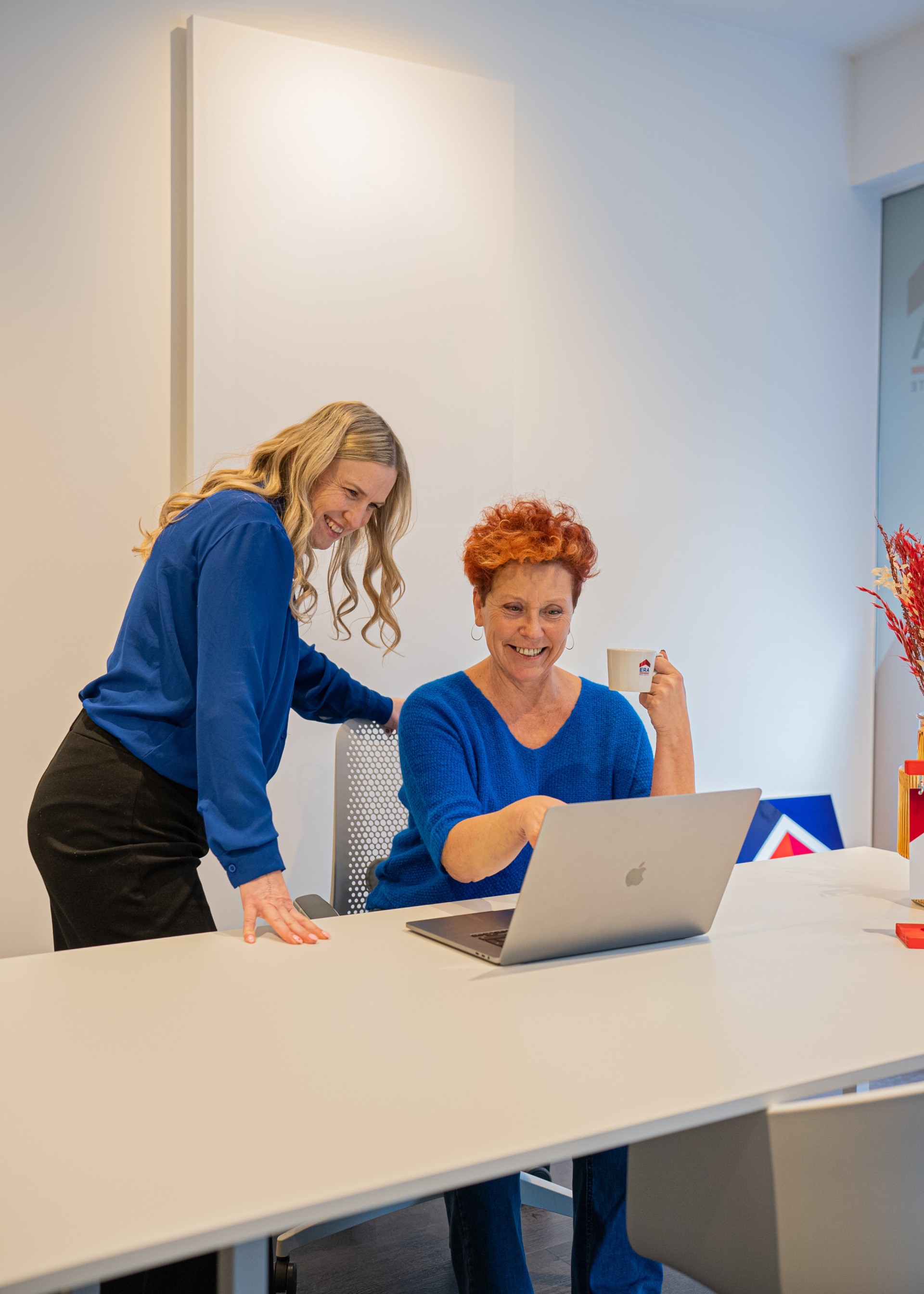 ERA makelaars aan het werk op de laptop