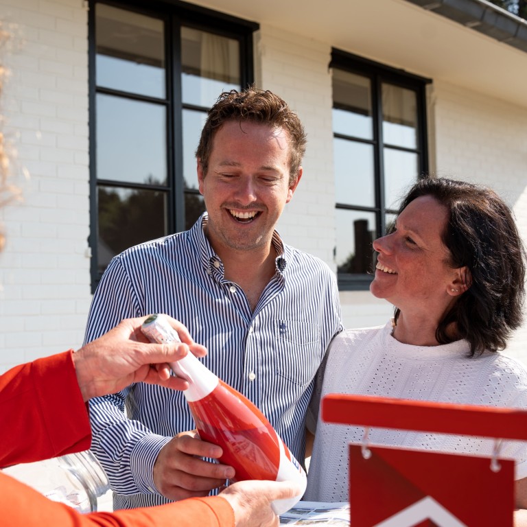 Jong koppel met ERA fles