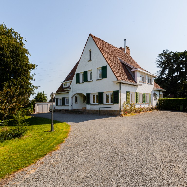 Gevel huis met oprit