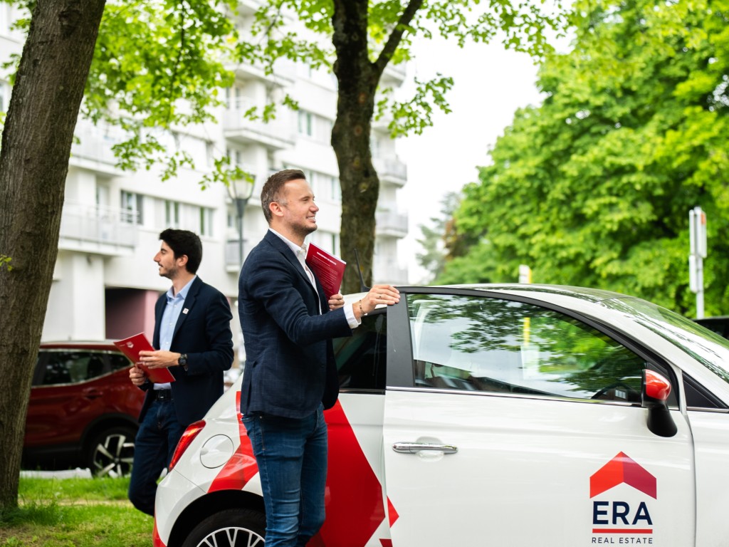 ERA makelaars op pad met de auto