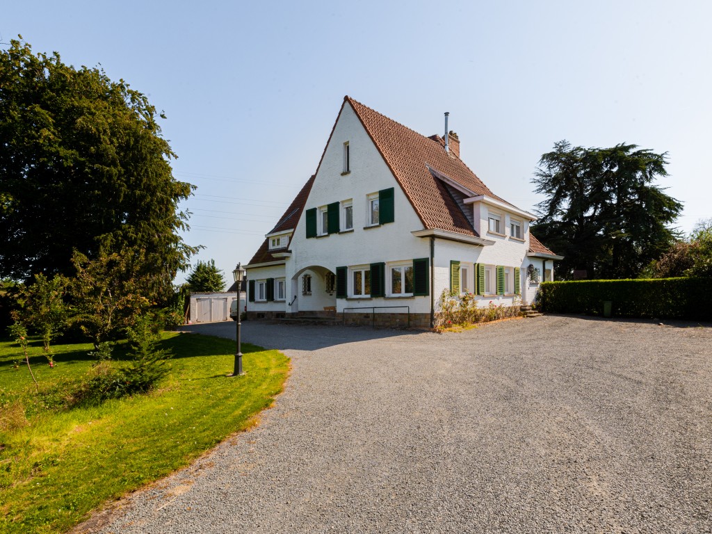 Maison à pignon avec allée