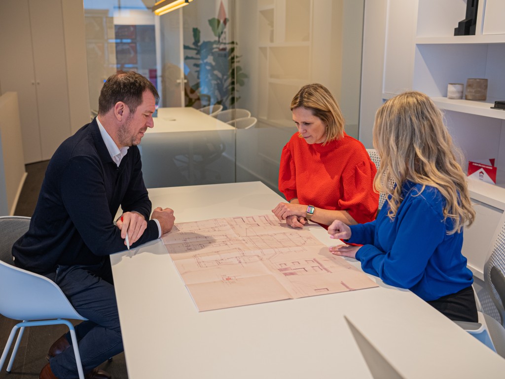 3 makelaars rond een plan