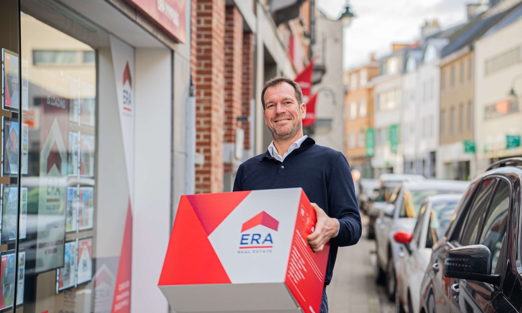 Een man draagt een ERA verhuisdoos.