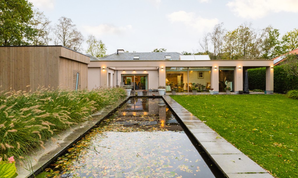 Tuin van woning in de herfst