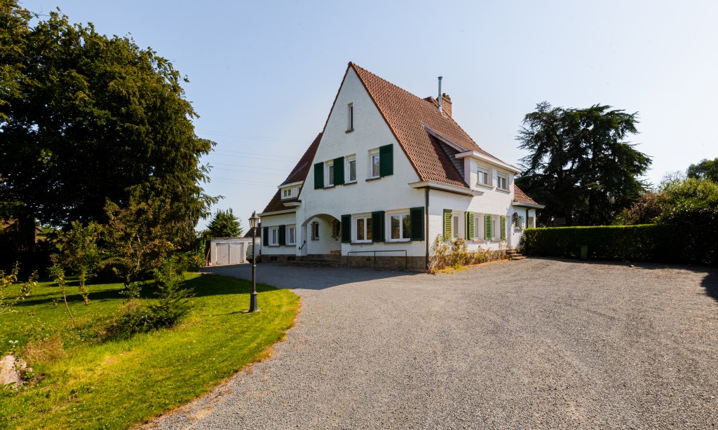 Maison à pignon avec allée